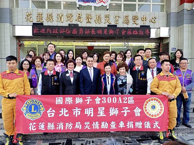 内政部长徐国勇、周游、李朝永、李丽莎、王惠民、张琼玲等人一起参加灾情勘查车捐赠仪式。（李朝永提供）