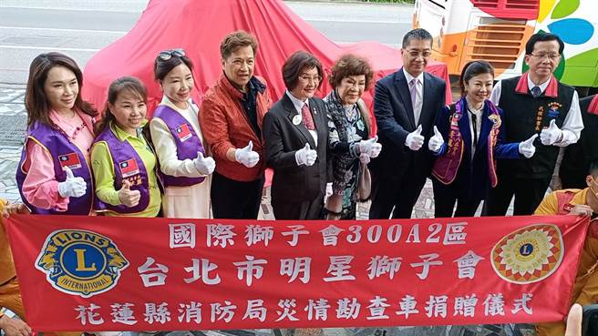 内政部长徐国勇、周游、李朝永、李丽莎、王惠民、张琼玲等人一起参加灾情勘查车捐赠仪式。（李朝永提供）