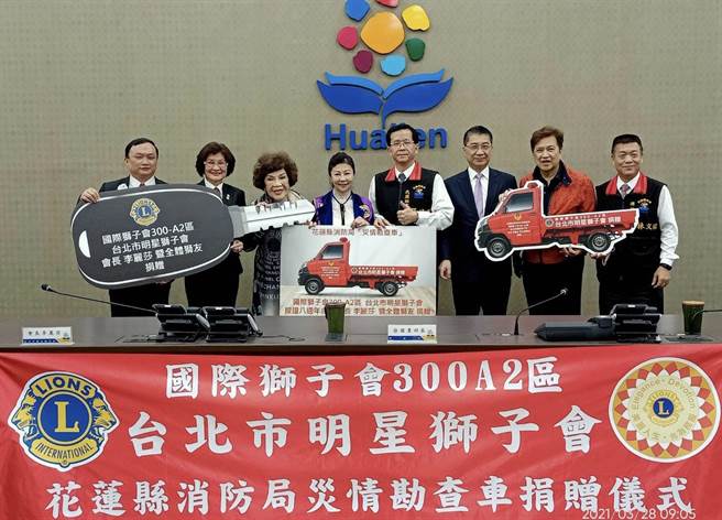 内政部长徐国勇、周游、李朝永、李丽莎等人一起参加灾情勘查车捐赠仪式。（李朝永提供）