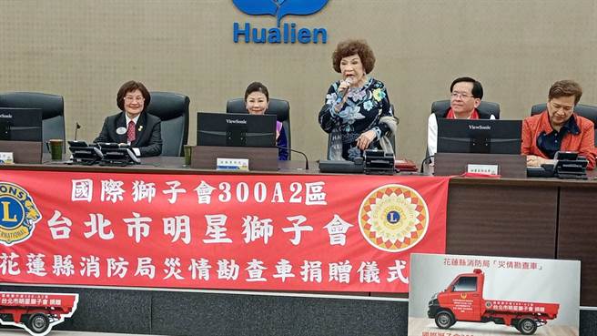 周游在捐赠仪式上致词。（李朝永提供）