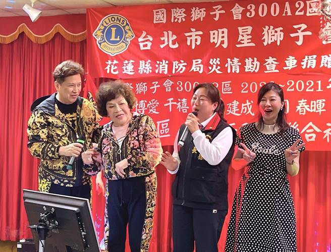 花莲县长徐榛蔚昨晚宴请阿姑、李朝永、李丽莎等狮友会成员，自己也开心欢唱。（李朝永提供）