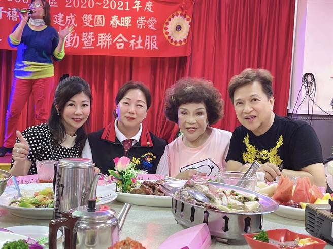 花莲县长徐榛蔚昨晚宴请阿姑、李朝永、李丽莎等狮友会成员。（李朝永提供）