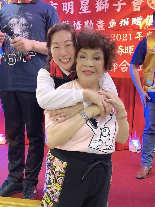 花莲县长徐榛蔚昨晚宴请阿姑，两人一见如故。（李朝永提供）