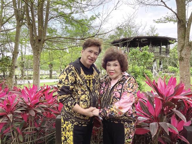 周游与李朝永完成捐赠仪式后，一路游览花莲景点慢慢玩回台北。（李朝永提供）