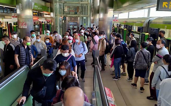 台中捷运试营运第一个周末假日，搭乘人次达9万3054人次，较首日增加近7成。(市府提供／林欣仪台中传真)