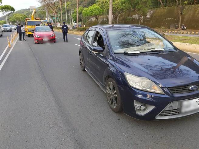 前面红车失控自撞，男减速惨遭酒驾男追撞。(翻摄照片／蔡依珍桃园传真)