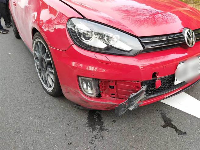 红车失控自撞。(翻摄照片／蔡依珍桃园传真)