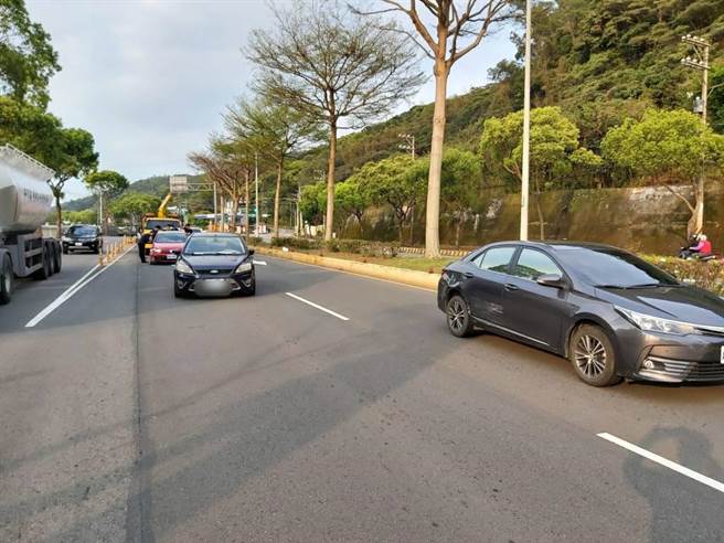 红车失控自撞，男减速惨遭酒驾男追撞。(翻摄照片／蔡依珍桃园传真)