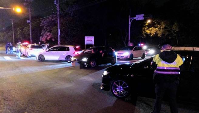 改装车聚集工业区竞速，大园警方口袋战术逮8车开罚。(翻摄照片／蔡依珍桃园传真)