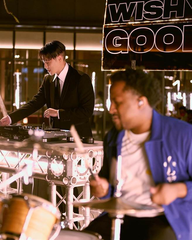 周汤豪大手笔包下国际级酒店空中花园，举行「祝你好命」春酒。（环球音乐提供）