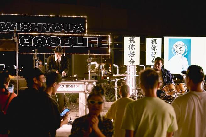 周汤豪包下国际级饭店空中花园，邀请百位各界宾客参与春酒。（环球音乐提供）