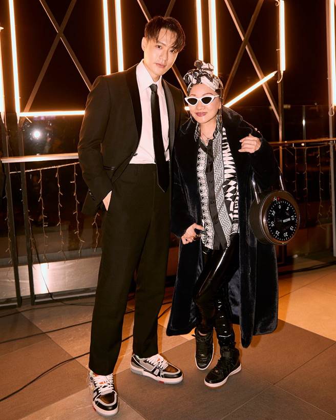 周汤豪和比莉母子相偕出席，老妈听说新创事业只叫他别乱花钱。（环球音乐提供）