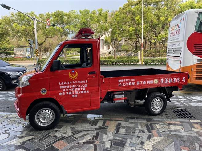 台北明星獅子會今捐贈1輛災情勘查車予花蓮縣消防局，增加救災量能。（羅亦晽攝）