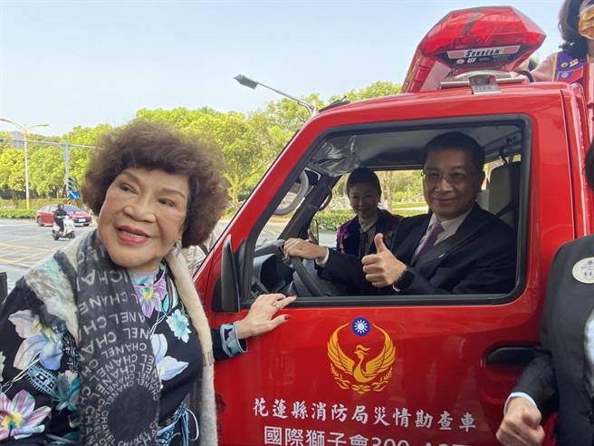 內政部長徐國勇（右1）今天同「阿姑」周遊（左1）到花蓮縣消防局參加公益團體「捐贈災情勘查車輛」儀式，試乘勘查車輛。（羅亦晽攝）