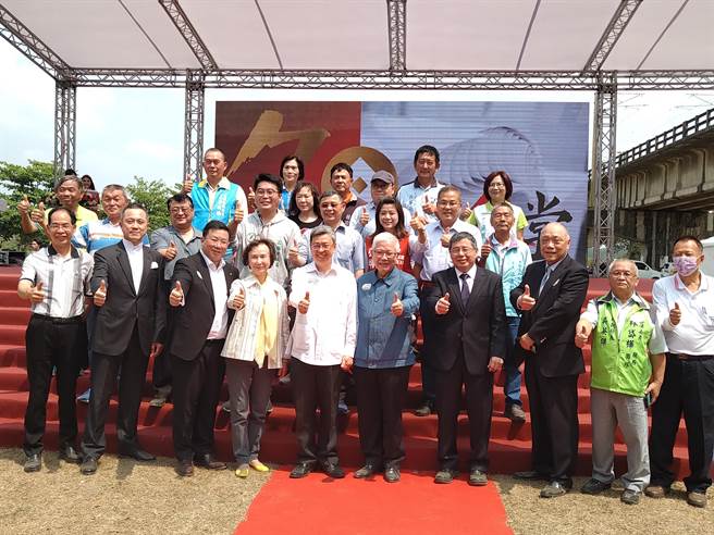 永丰余久堂厂欢庆70周年庆，在高雄市大树湿地公园举办台湾首见的「非塑园游会」，大家长何寿川(前排一左六)及前副总统陈建仁(前排一左五)蒞临现场同欢。(林雅惠摄)