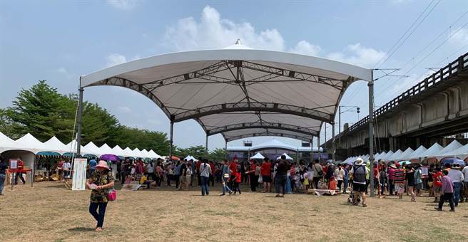 永丰余久堂厂欢庆70周年庆，在高雄市大树湿地公园举办台湾首见的「非塑园游会」。(林雅惠摄)