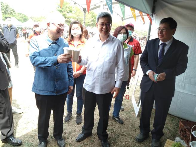 永丰余久堂厂欢庆70周年庆，在高雄市大树湿地公园举办台湾首见的「非塑园游会」，大家长何寿川(左一)向前副总统陈建仁(左二)介绍所生产的纸杯产品。(林雅惠摄)