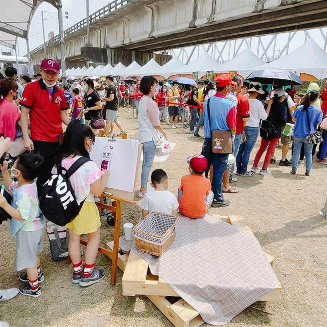 永丰余久堂厂欢庆70周年庆，在高雄市大树湿地公园举办台湾首见的「非塑园游会」，吸引许多民眾参与。(林雅惠摄)