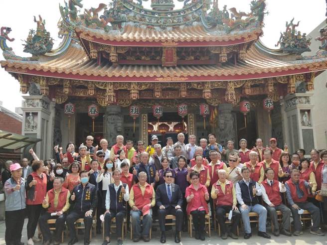 前总统马英九28日前往梧栖朝元宫参拜妈祖，并与庙方人员一起合影。（陈淑娥摄）