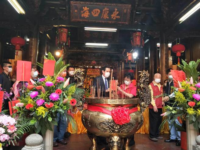 前总统马英九28日前往梧栖朝元宫参拜妈祖。（陈淑娥摄）