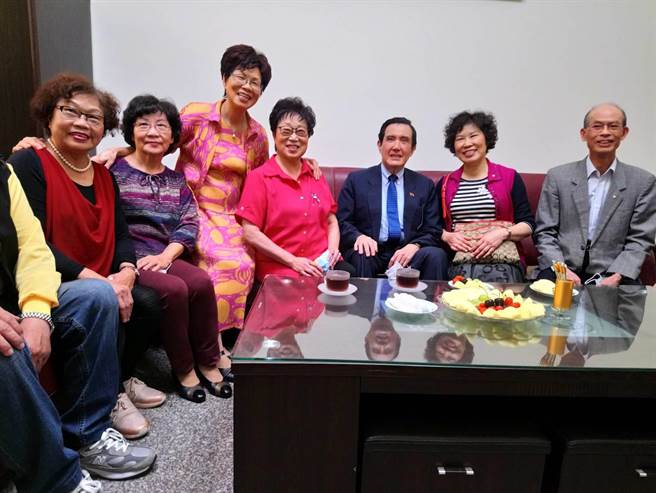 前总统马英九探视228受难者家属尤碧铃等人。（陈淑娥摄）