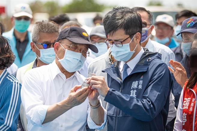 行政院长苏贞昌（左）28日南下视察高雄市大树区兴田伏流水工程。（袁庭尧摄）