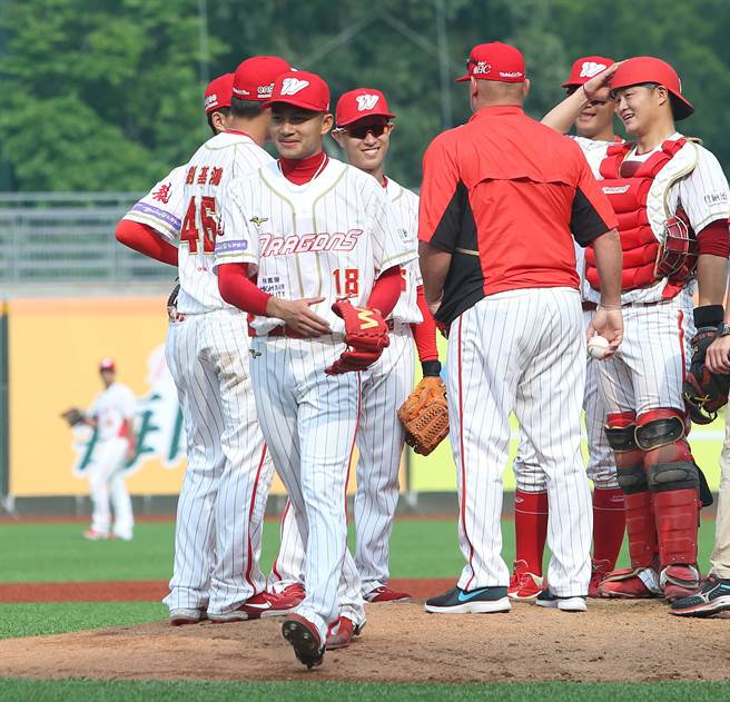 味全龙徐若熙先发4.2局用70球飙10次三振。（陈怡诚摄）