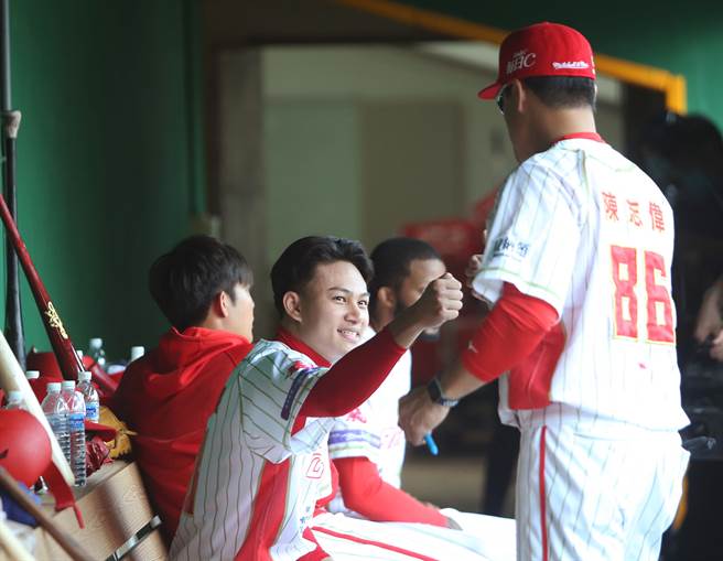 味全龙徐若熙（左）先发4.2局用70球飙10次三振。（陈怡诚摄）