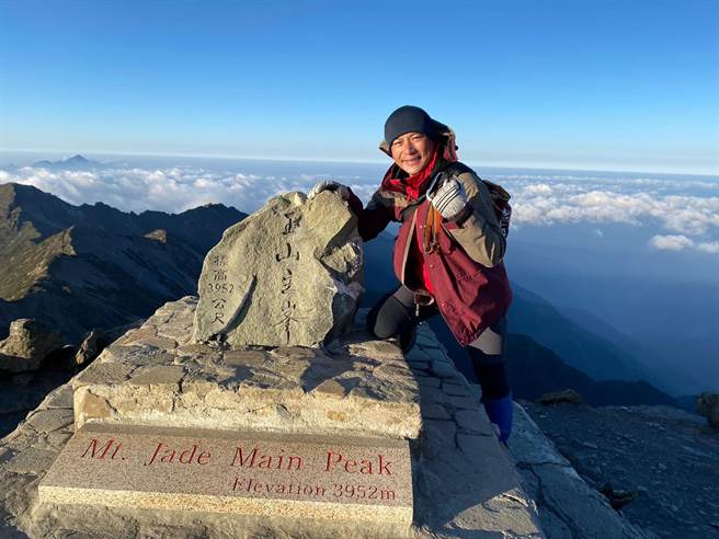 江宏恩登上玉山頂，心中有滿滿的感動。（艾迪昇傳播提供）