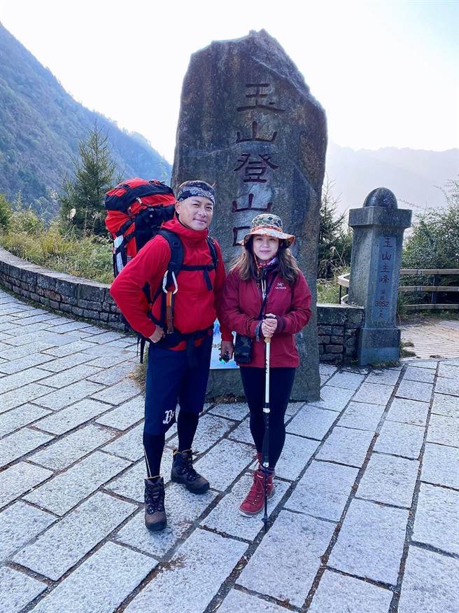 江宏恩(左)和太太終於完成爬玉山的心願。（艾迪昇傳播提供）