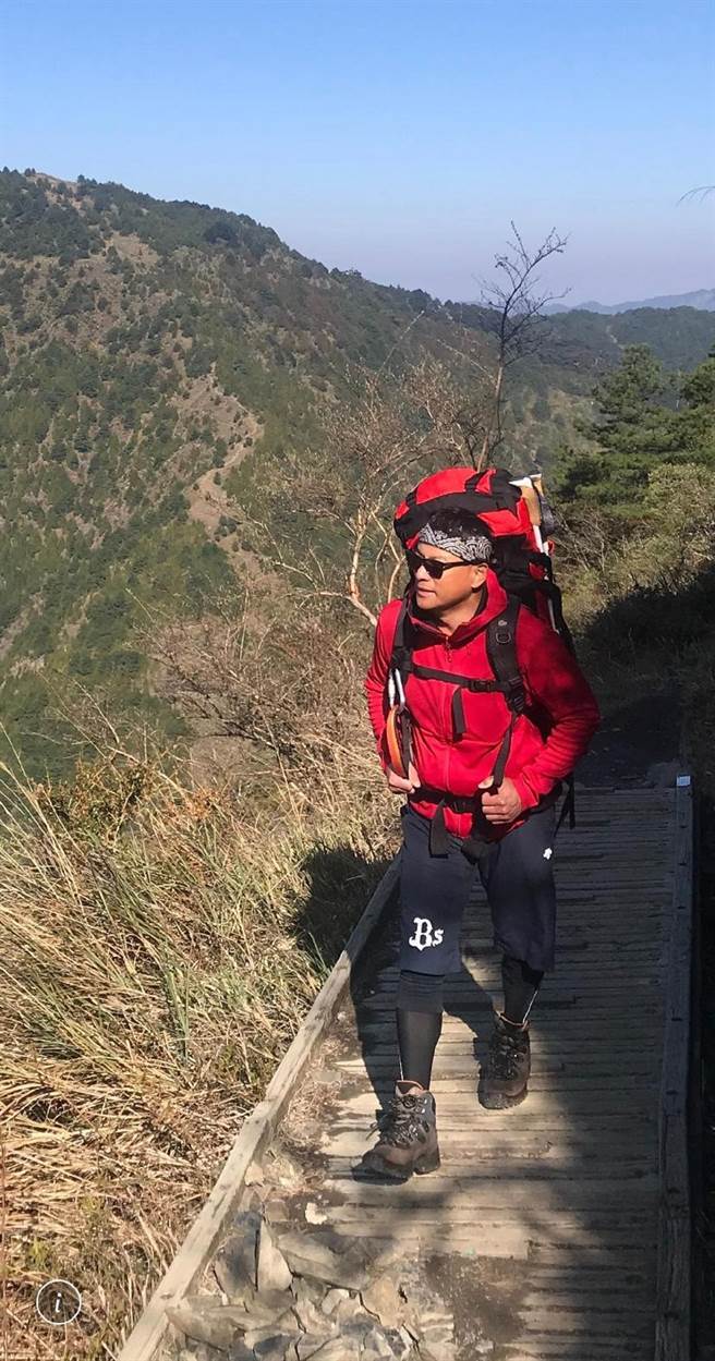 江宏恩特地將過世愛犬Jumbo的項圈掛在右胸口前。（艾迪昇傳播提供）