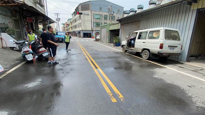彰化縣和美鎮愛和路2戶民宅前馬路自來水管線漏水，住戶指已漏了5天。（謝瓊雲攝）