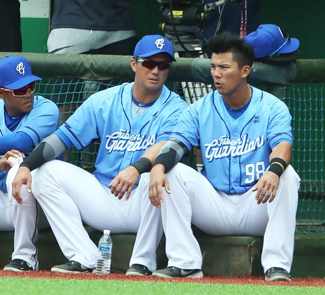 富邦悍將外野手高國輝（中）近期陷入打擊低潮，近6戰19打數只有1支安打，卻吞下10次三振，昨天他被調離先發打線，今天同樣從板凳出發。（陳怡誠攝）