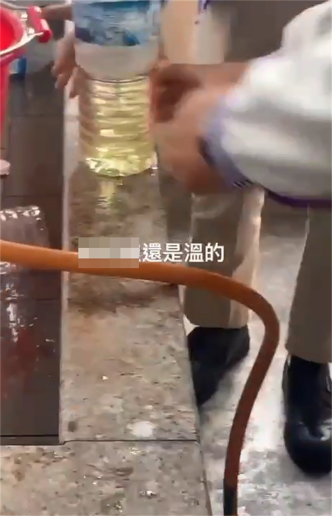 1名網友在Instagram發現有高中生在校園為同學慶生，竟是拿寶特瓶裝「尿」潑對方。（圖／翻攝自爆料公社）