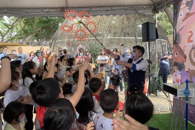 新竹市立动物园庆祝入园突破200万人次，有限定的「奇幻泡泡秀」等活动。（罗浚滨摄）