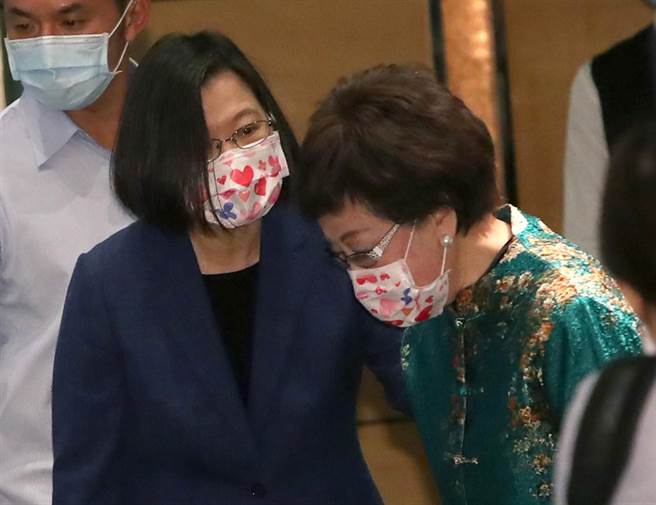 蔡英文总统（左）28日出席「台湾妇女团体全国联合会20周年感恩餐会」，与前副总统吕秀莲（右）同台，两人在与来宾合影后互相道别。（郑任南摄）
