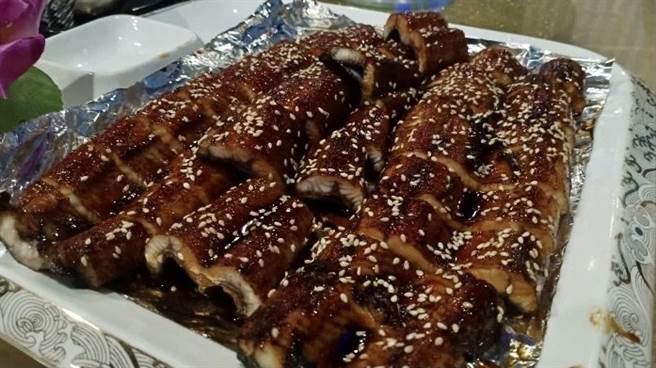 網友形容，上到鰻魚這道菜時，大家已經快飽翻。(圖/截自Dcard)