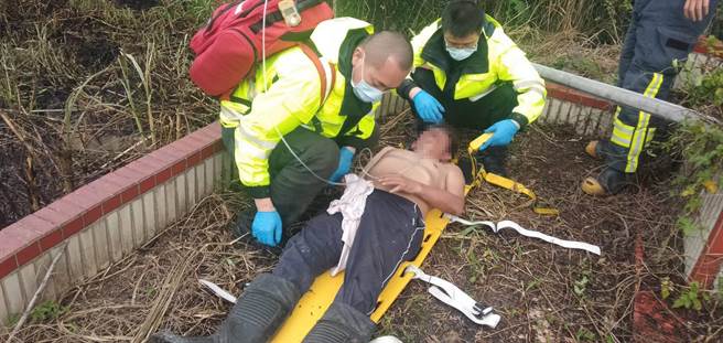 57歲張姓男子因火勢太大導致熱中暑，連同自己的手機也被大火吞噬。（翻攝）