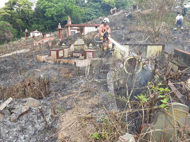 今（28日）新店、安坑地區的公墓就發生8起公墓火警，除了讓轄區消防員疲於應付外，也浪費了緊急救災資源。（翻攝）