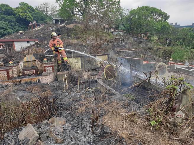 今（28日）新店、安坑地區的公墓就發生8起公墓火警，除了讓轄區消防員疲於應付外，也浪費了緊急救災資源。（翻攝）