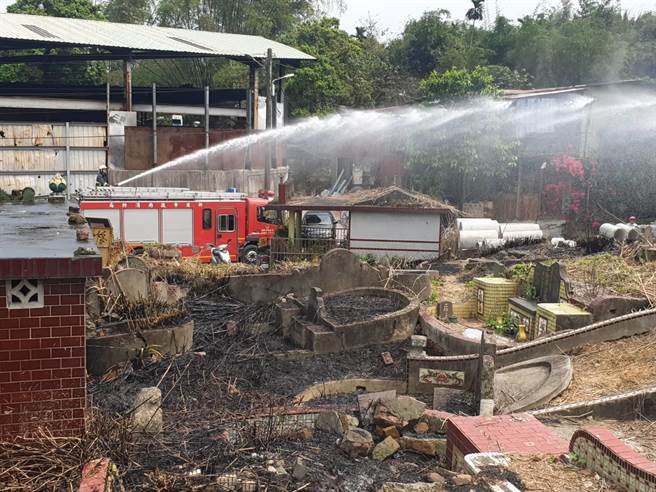 今（28日）新店、安坑地區的公墓就發生8起公墓火警，除了讓轄區消防員疲於應付外，也浪費了緊急救災資源。（翻攝）