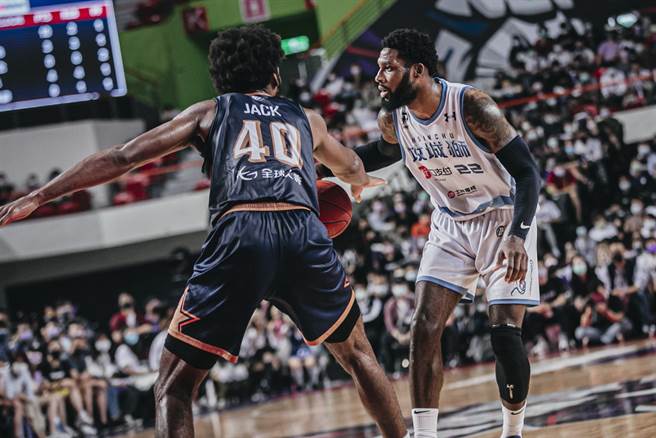 攻城狮洋将大胜(右)今天拿下大三元数据，带领球队狂胜50分。(攻城狮提供)