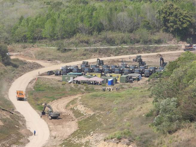 最近有民眾發現國軍及大型機具已進駐鯉魚潭水庫，展開清淤整備工作。（民眾提供／巫靜婷苗栗傳真）