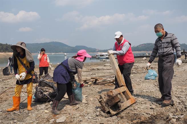 日月潭水位下降垃圾浮现，28日百人响应净滩。（鱼池乡公所提供／廖志晃南投传真）