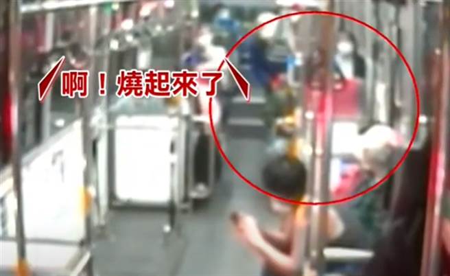 搭公車身上狂冒煙 婦嚇壞喊你身上著火 男淡定回：沒事啦(圖片截自/中視新聞)