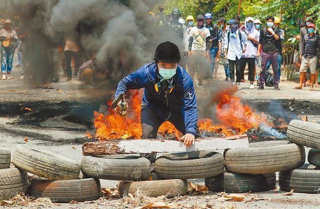 緬甸各地27日至少有114人遭到軍警殺害，這是緬甸軍方發動政變引發民眾抗爭以來最血腥的一天。圖為當天仰光民眾的抗爭場景。（路透）