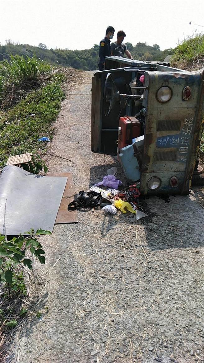 老翁驾驶农用搬运车载妻扫墓，不慎翻车压死妻子。（民眾提供／陈淑娥台中传真）