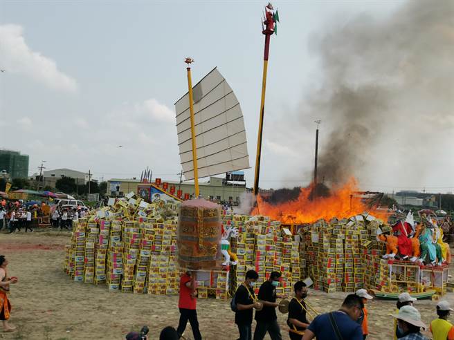 台南安定区苏厝第一代天府真护宫王船祭，今年再度登场，28日早上举行「送王」烧王船醮典。（刘秀芬摄）