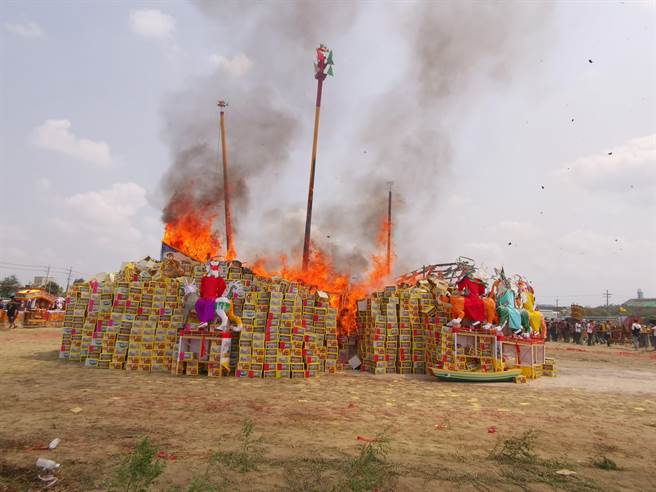 台南安定区苏厝第一代天府真护宫王船祭，今年再度登场，28日早上举行「送王」烧王船醮典。（刘秀芬摄）