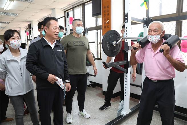 嘉义县首座银髮族健身俱乐部揭牌，长辈试用，县长翁章梁（左二）称好。（嘉义县政府提供）